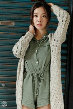 美女胸100%露出奶头直播